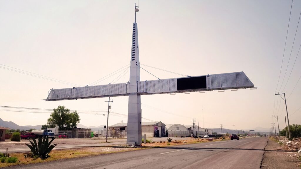 Arcos carreteros instalados en puntos estratégicos del país.