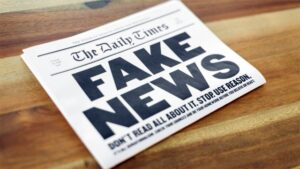 En la imagen, un periódico con la portada de Fake News que ejemplifica Guy Mentel