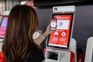 Mujer utilizando tecnología contactless, como parte de la evolución tecnológica en la industria turística, según Ricardo Vega Serrador.