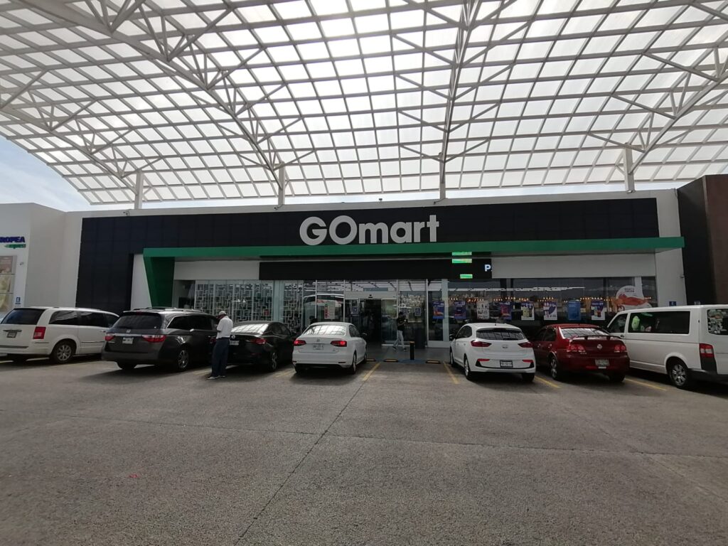 Estacionamiento de Gomart, una de las tiendas de conveniencia con atributos como los que describe en la nota Ricardo Antonio Vega.