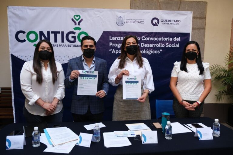 Agustín Dorantes Lámbarri presentando "Apoyos Tecnológicos"
