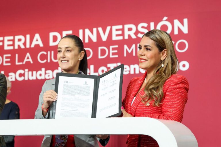Evelyn Salgado Pineda firmando acuerdo con Claudia Sheinbaum