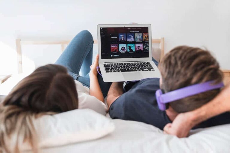Jóvenes utilizando servicios de streaming con red 5G.