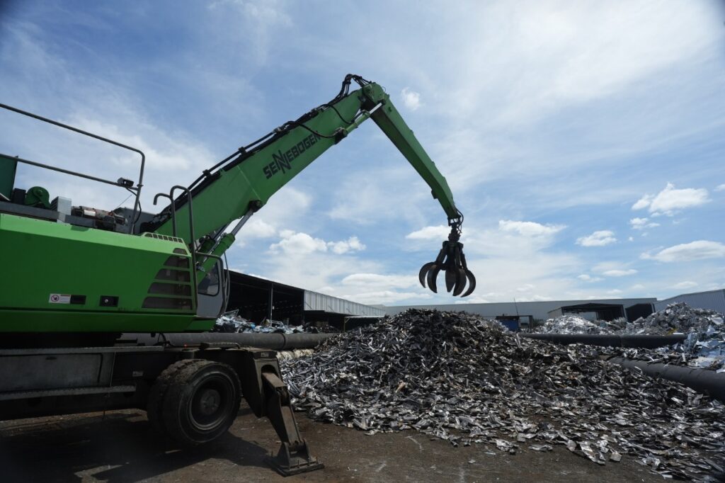 Proceso de compactación de residuos de Renova Industrial.