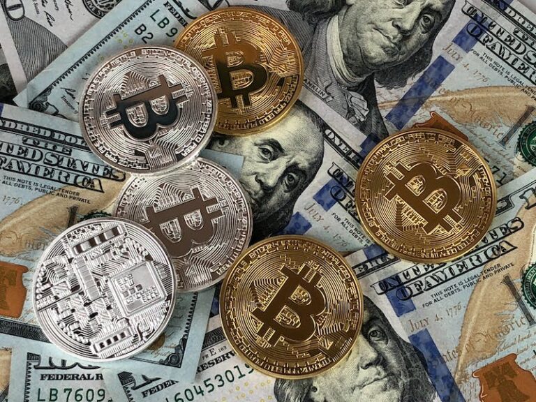 criptomonedas metálicas encima de dólares americanos