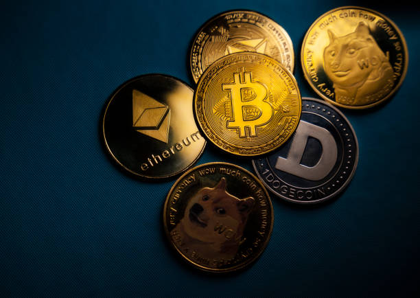 Primer plano de la criptomoneda Bitcoin y monedas alternativas para artículo CBDC y Criptomonedas_Luis Ricardo Reyes de la Campa 