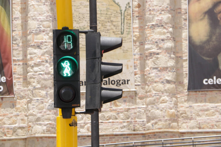 Semáforos Inteligentes mejorarían movilidad: Seguritech