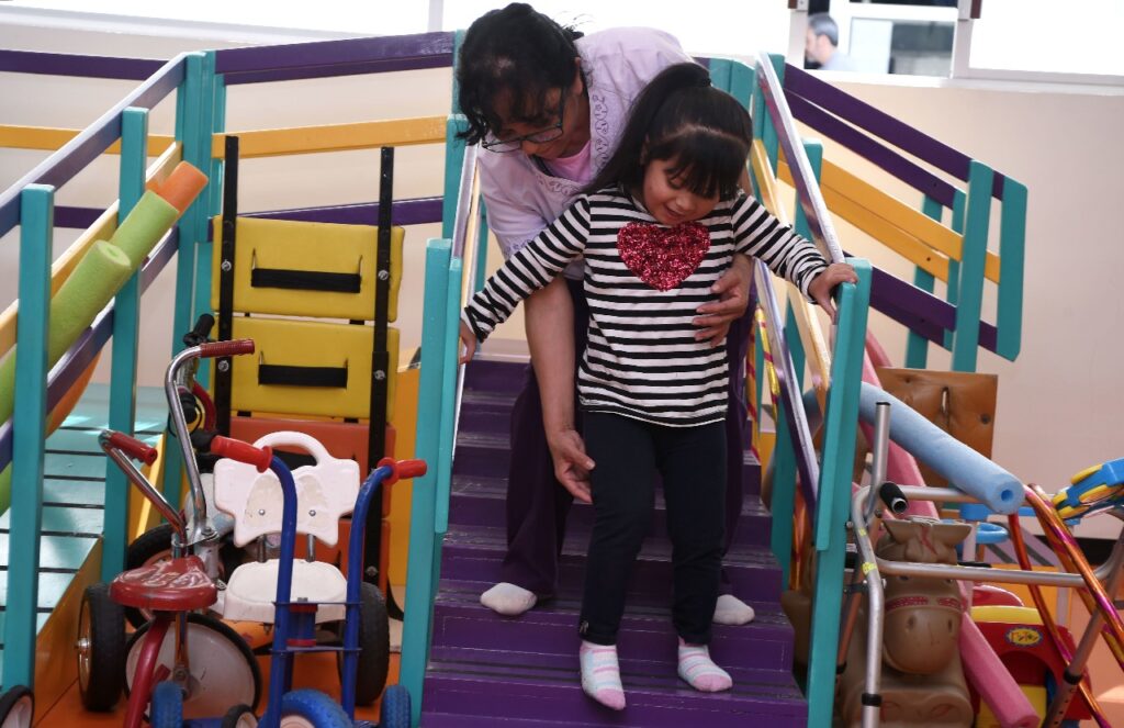 Crean mesas de inclinación para niños con discapacidad