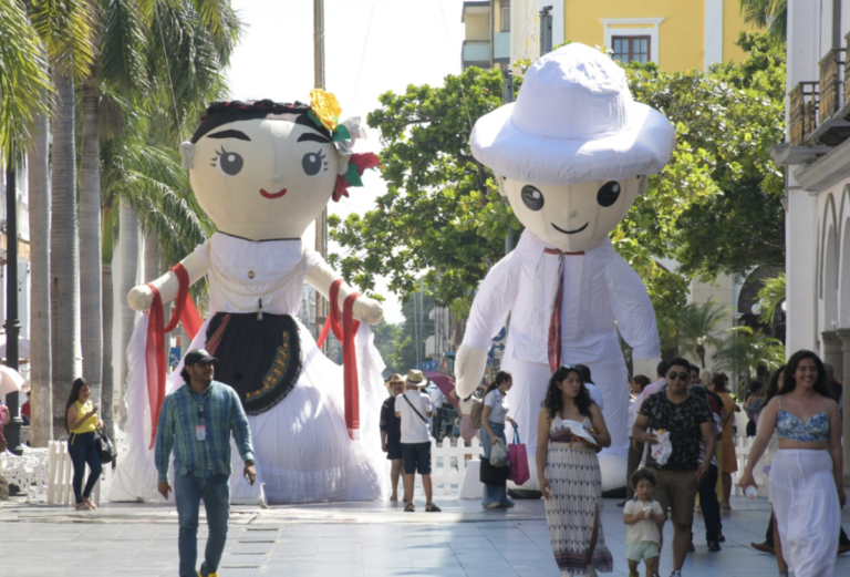 Hace unos días fueron instalados nuevamente en el zócalo de la ciudad de Veracruz, “Toñita” y “Agustín”, informó Patricia Lobeira.