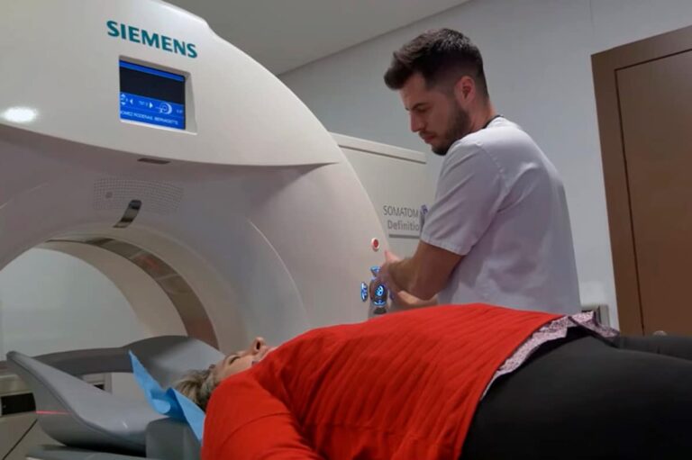 Crean técnica para implantar microelectrodos con un robot en el cerebro