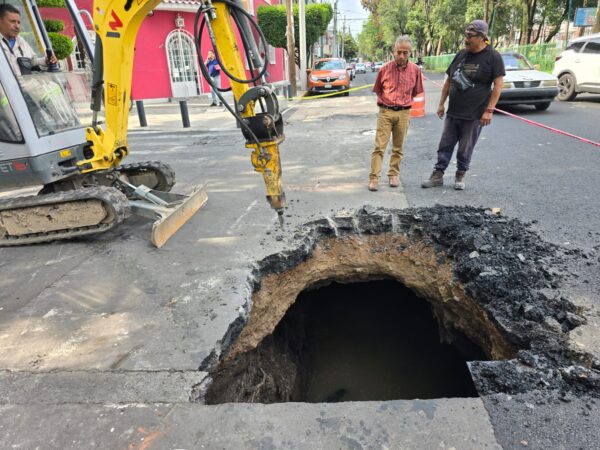 SACMEX soluciona socavón y asegura tránsito en Benito Juárez