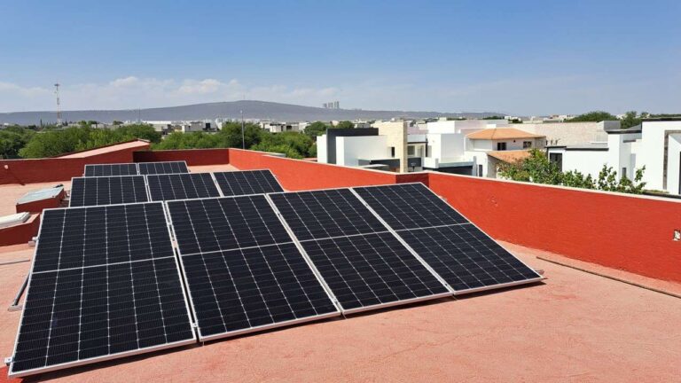 Crean robot para limpieza de paneles solares