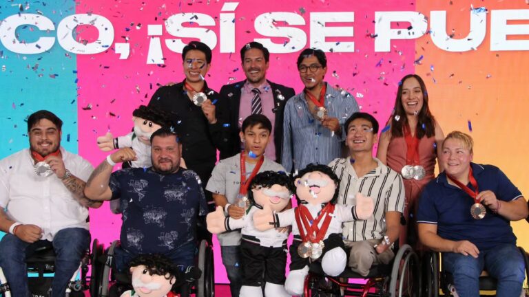 Atletas paralímpicos reciben emotivo homenaje de Víctor González Herrera