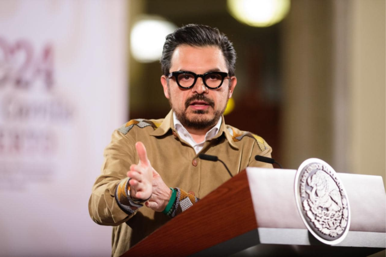 Zoé Robledo permanece como director del IMSS