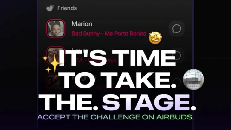 Fotografía editorial de jóvenes compartiendo música en sus smartphones con interfaz estilo Airbuds, red social musical en tiempo real.