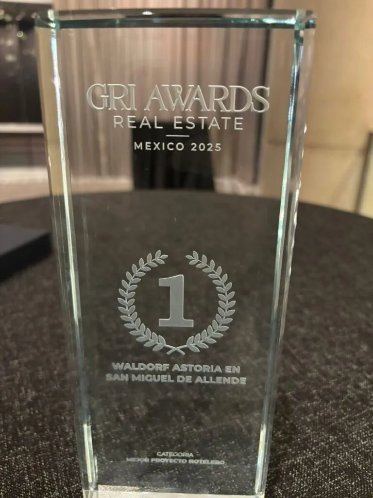 Ariel Picker celebra premio del Waldorf Astoria en México