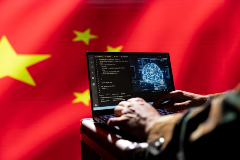 Ilustración editorial de Beijing regulando la inversión en inteligencia artificial con foco en estabilidad financiera y crecimiento tecnológico