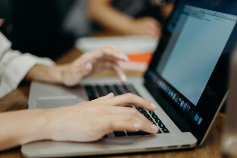 Estudiantes en España utilizan ChatGPT como herramienta educativa en el regreso a clases para mejorar organización, redacción e idiomas