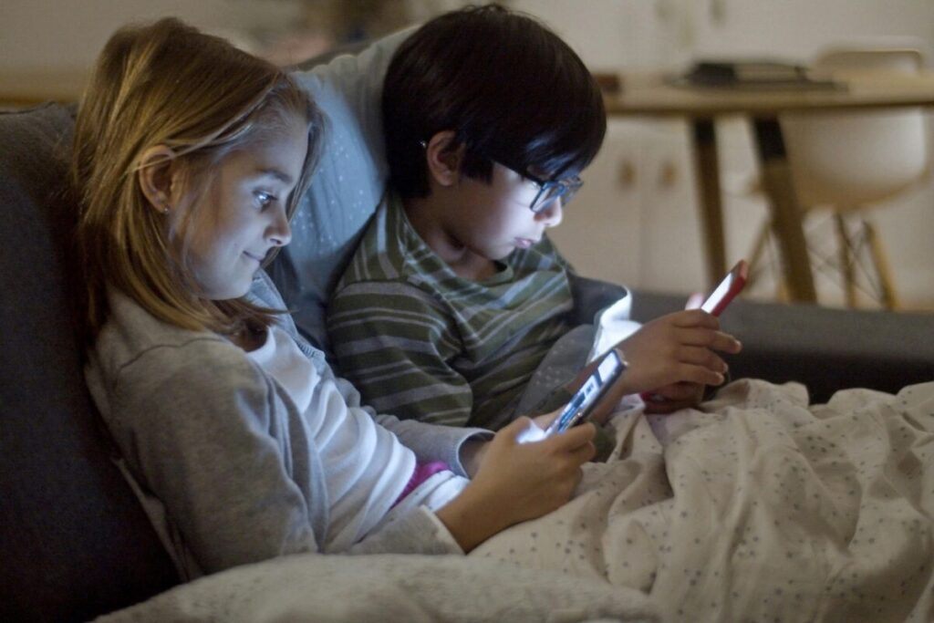 Niño usando tablet con chatbots en Estados Unidos, reflejando riesgos y beneficios para su educación y privacidad digital