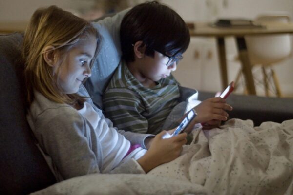 Niño usando tablet con chatbots en Estados Unidos, reflejando riesgos y beneficios para su educación y privacidad digital