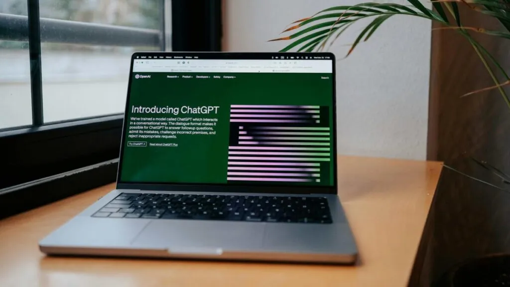 Fotografía editorial de un asistente virtual proyectado en pantallas