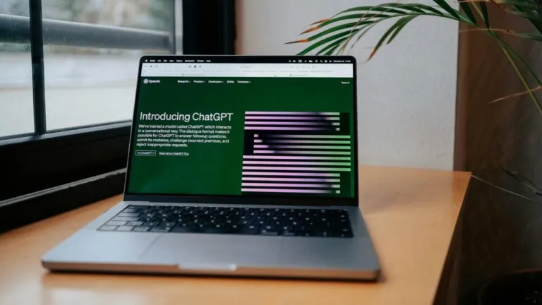 Fotografía editorial de un asistente virtual proyectado en pantallas