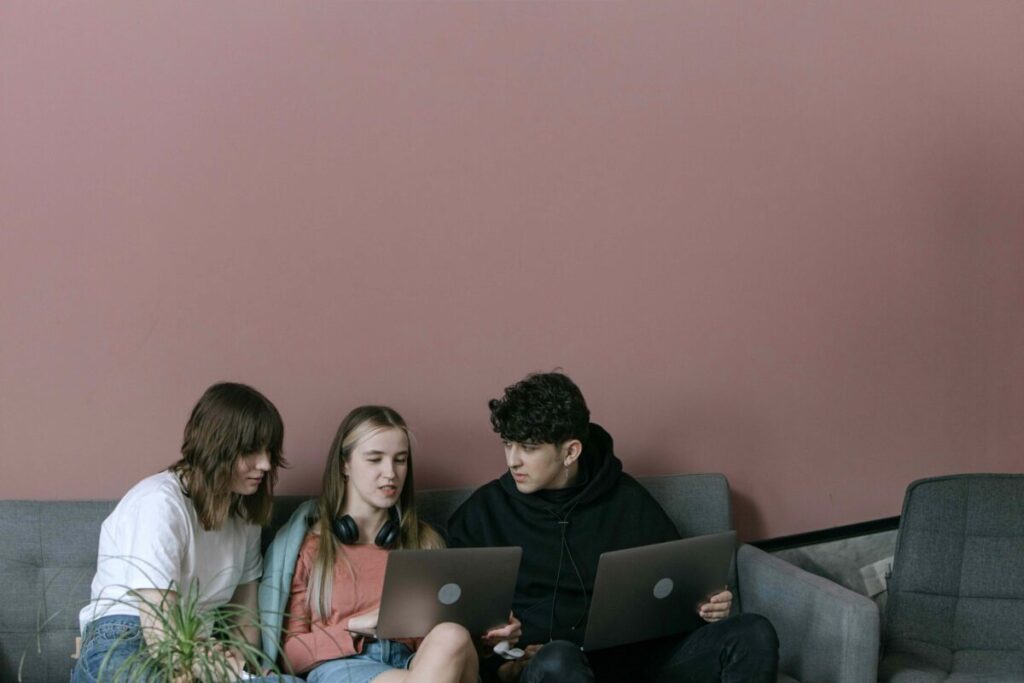 Jóvenes en Bogotá participando en un laboratorio de cultura tecnológica con innovación digital y creatividad comunitaria.