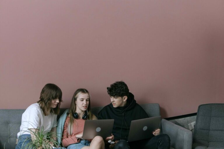 Jóvenes en Bogotá participando en un laboratorio de cultura tecnológica con innovación digital y creatividad comunitaria.