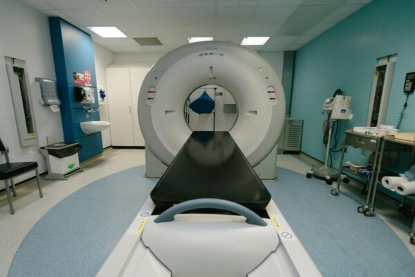 Equipo médico en Panamá usando tomografía avanzada e inteligencia artificial para diagnóstico de enfermedades cardiovasculares con enfoque preventivo