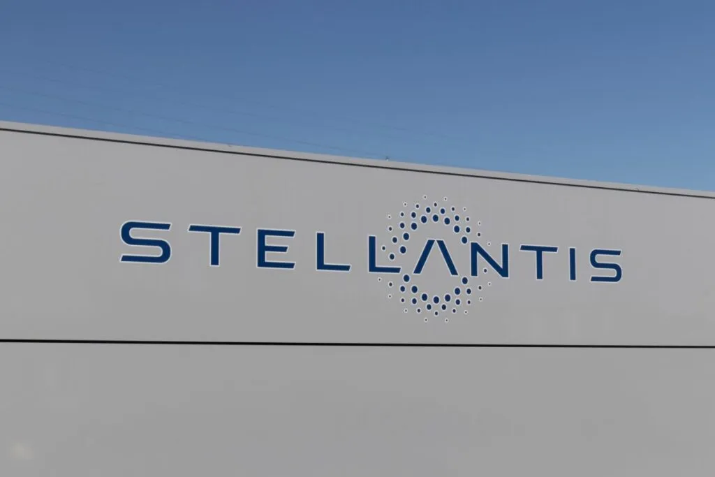 Letrero empresarial en Argentina fuera de la planta de Stellantis en El Palomar