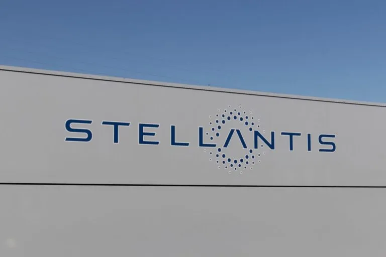 Letrero empresarial en Argentina fuera de la planta de Stellantis en El Palomar