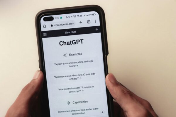 Usuarios en México aplican inteligencia artificial en redes sociales para crear contenido y mejorar alcance digital