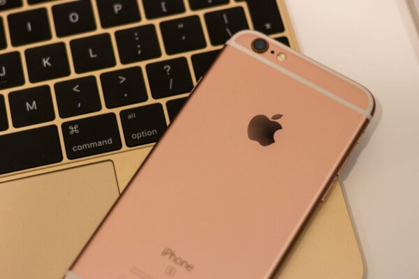 Imagen conceptual del iPhone 6s con luz clara sobre fondo minimalista que refleja el retraso de su llegada a Taiwán