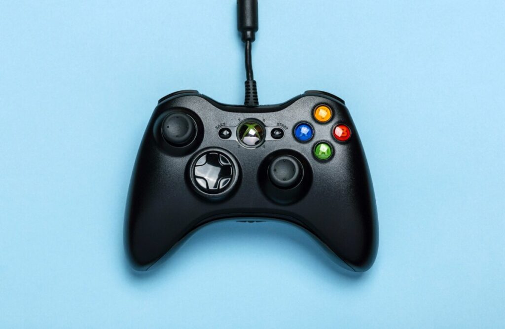 Recuerdos de videojuegos en México con jóvenes jugando consolas retro y modernas en un ambiente cultural y digital