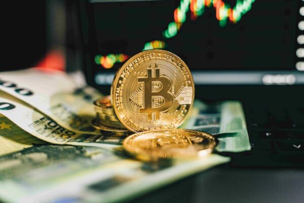 Fotografía editorial de criptomonedas y Mastercard reflejando su apuesta por tecnología de pago segura y rápida en Estados Unidos