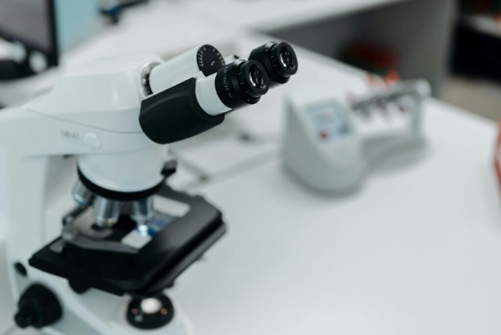 Microscopio de alta tecnología utilizado en la investigación veterinaria en Argentina, innovando en salud animal y diagnóstico científico.