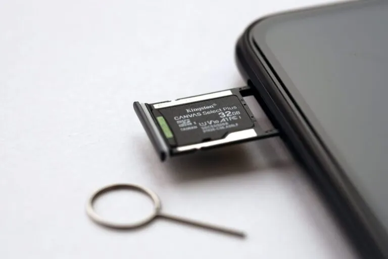 Celular moderno en México mostrando memoria interna y nube reemplazando a la microSD