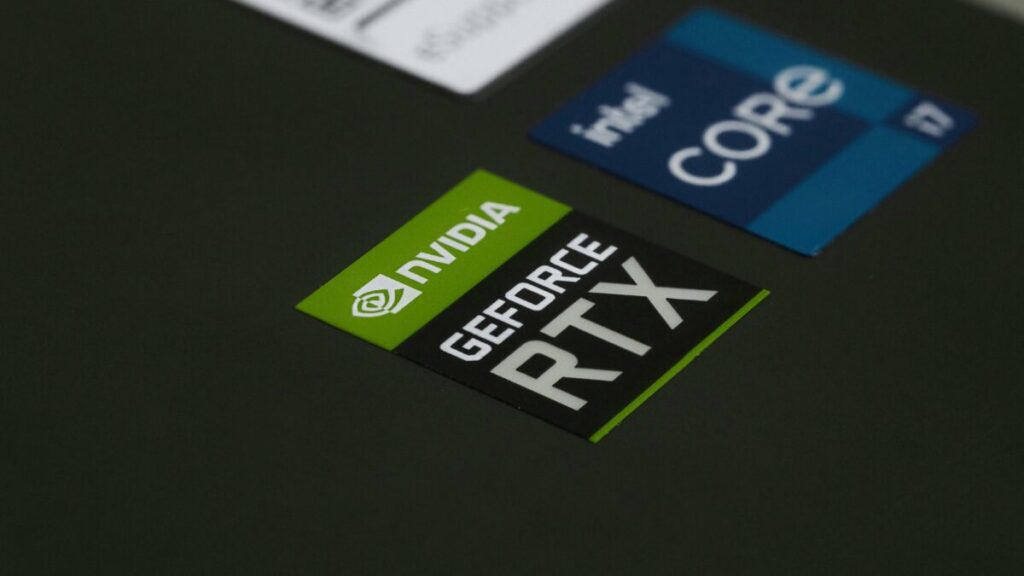 Fotografía editorial de un procesador con logos de Nvidia e Intel brillando sobre una placa base futurista.