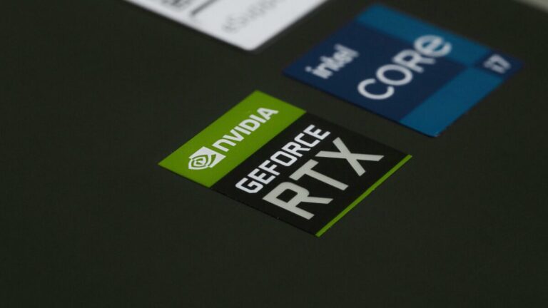 Fotografía editorial de un procesador con logos de Nvidia e Intel brillando sobre una placa base futurista.