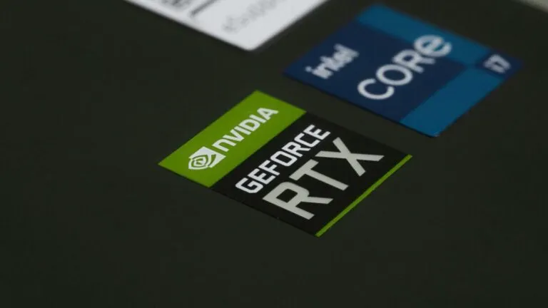 Fotografía editorial de un procesador con logos de Nvidia e Intel brillando sobre una placa base futurista.