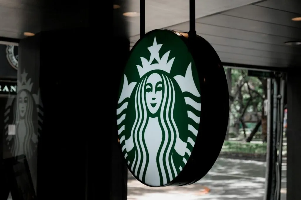 Interfaz de la aplicación de Starbucks mostrando recomendaciones personalizadas mediante inteligencia artificial para mejorar la experiencia del cliente