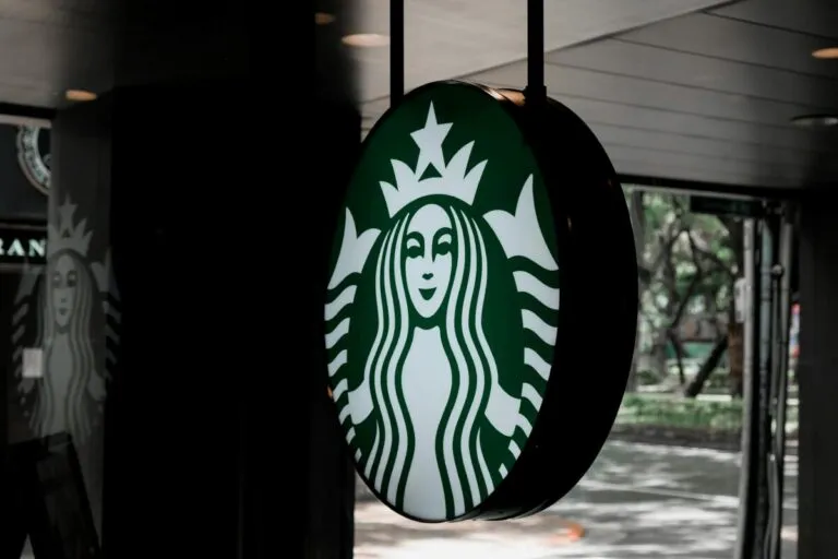 Interfaz de la aplicación de Starbucks mostrando recomendaciones personalizadas mediante inteligencia artificial para mejorar la experiencia del cliente