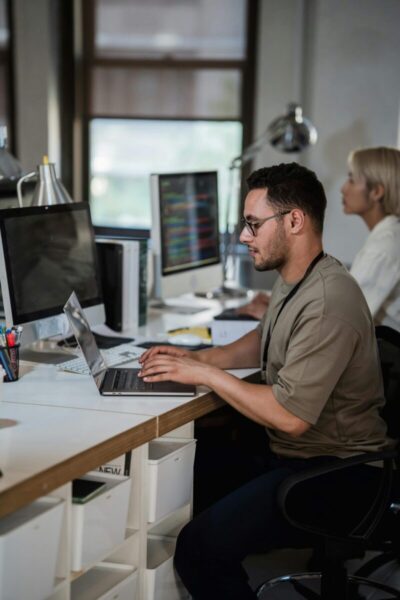 Profesionales tech valorando beneficios laborales más allá del salario en un entorno corporativo moderno