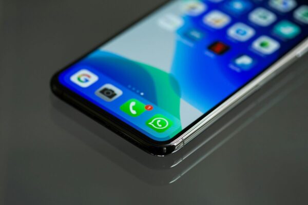 Fotografía editorial de teléfonos Samsung Galaxy en exhibición con enfoque en carga inalámbrica Qi2 eficiente y rápida