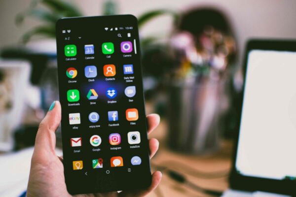 Smartphone premium con Snapdragon 8 Elite mostrando IA generativa y conectividad 5G avanzada en México