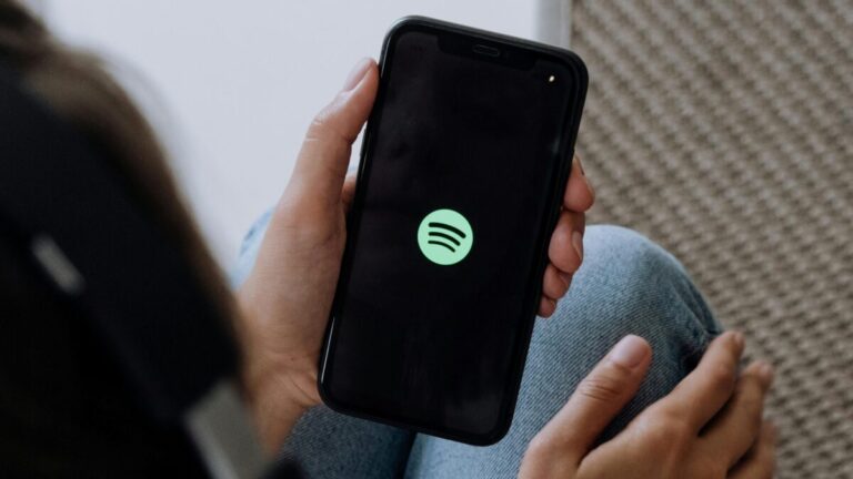 Spotify usuarios gratuitos eligiendo canciones directamente en la aplicación de streaming musical