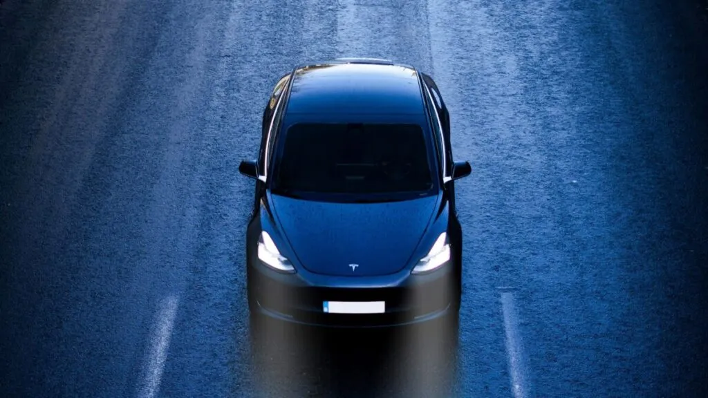 Tesla enfrenta cuestionamientos en Estados Unidos por fallas en su software de conducción autónoma y riesgos en carretera