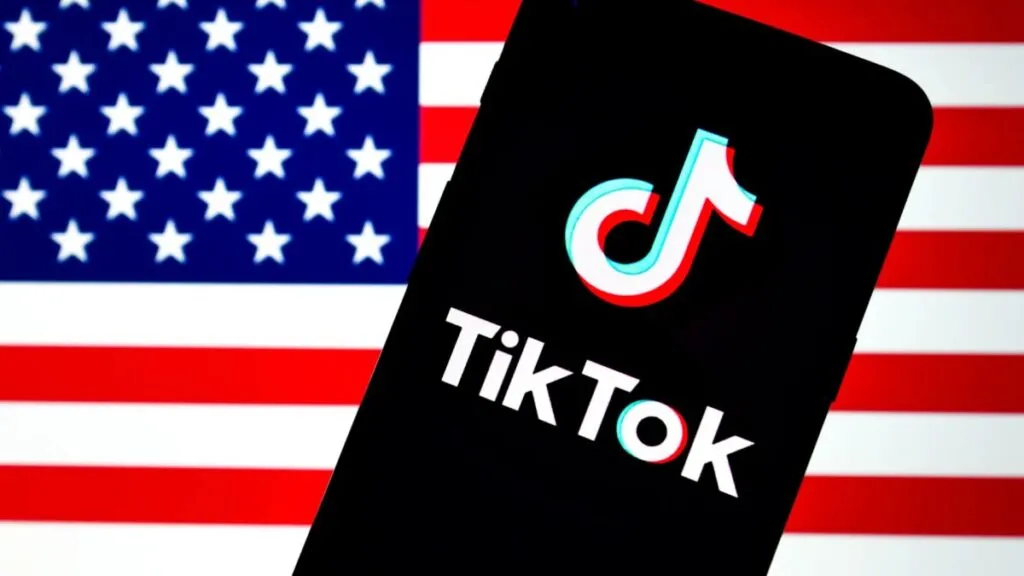 Imagen de jóvenes usando TikTok en un entorno urbano moderno, representando la relevancia de la app en Estados Unidos.