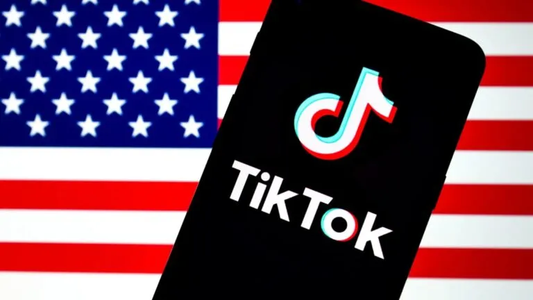 Imagen de jóvenes usando TikTok en un entorno urbano moderno, representando la relevancia de la app en Estados Unidos.