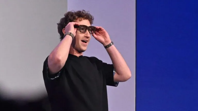 Fotografía editorial de gafas inteligentes futuristas proyectando interfaces digitales en un entorno urbano moderno.